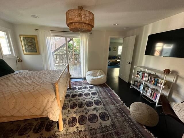 Spacious Coastal Retreat near the Harbor/Beaches gallery image 5