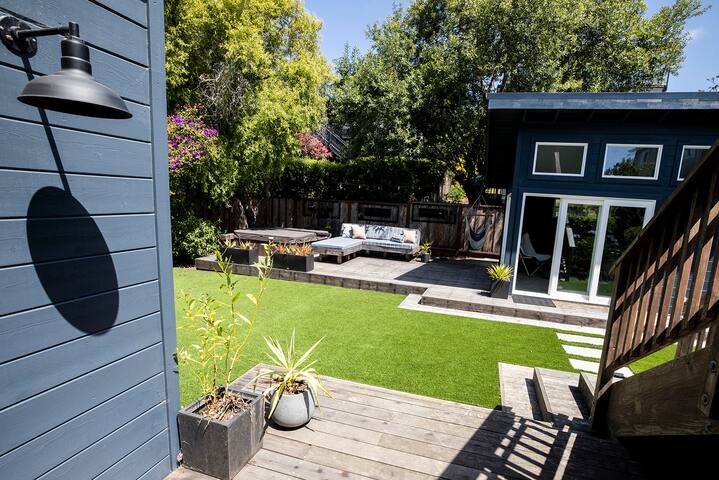 Spacious Coastal Retreat near the Harbor/Beaches gallery image 4