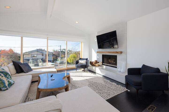 Coastal Retreat Near Harbor, Beaches, Restaurants gallery image 2