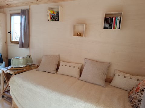 Annonce Airbnb populaire: Charming Caravan Gurgy Yonne 8 km A6 exit à Yonne