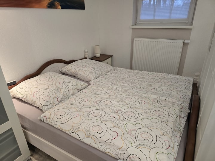 Pohľad na posteľ s H2 (do 80 kg) / H3 (do 100 kg) otočnými matracmi a gélovými pokrývkami pre optimálny odpočinok. Matrace sú navrhnuté pre H3 pri príchode a v prípade potreby ich možno otočiť na H2.