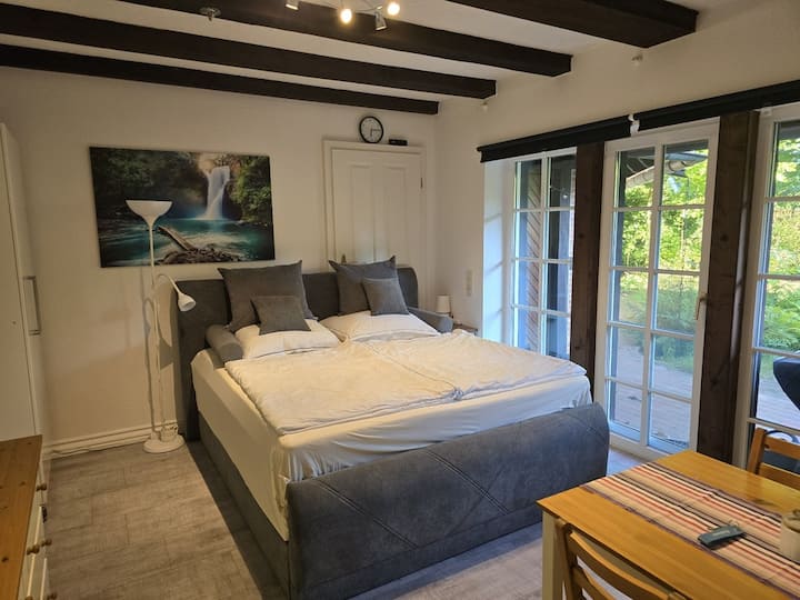 Pohľad na posteľ s pružinovým matracom hotelovej kvality pri rezervácii pre 2 osoby. Pohľad 2024.