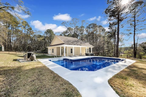 Charming 2-bedroom Cottage with Pool and Hot Tub