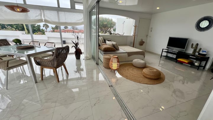 Дневна соба со кауч на спуштање (два душека, секој по 80 x 200 см, односно кревети во целосна големина) за две лица. Без распоред, служи како кауч за уживање во телевизор или опуштање, или како кревет за едно лице 80 x 200 см со душек во целосна големина.