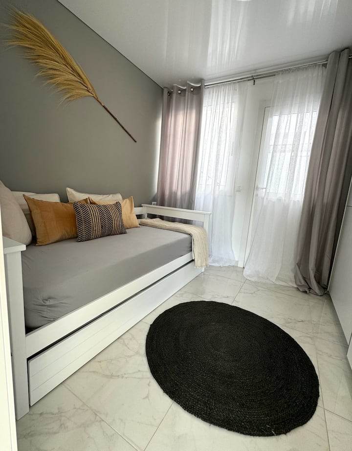 Спална соба (прошетка)  со кауч на спуштање (два душека, секој по 80 x 200 см) - 1 кревет класичен и еден спуштен. Без да се рашири, служи како кауч или  кревет за едно лице со душек во целосна големина. Гардероба, ноќна масичка и ламба.