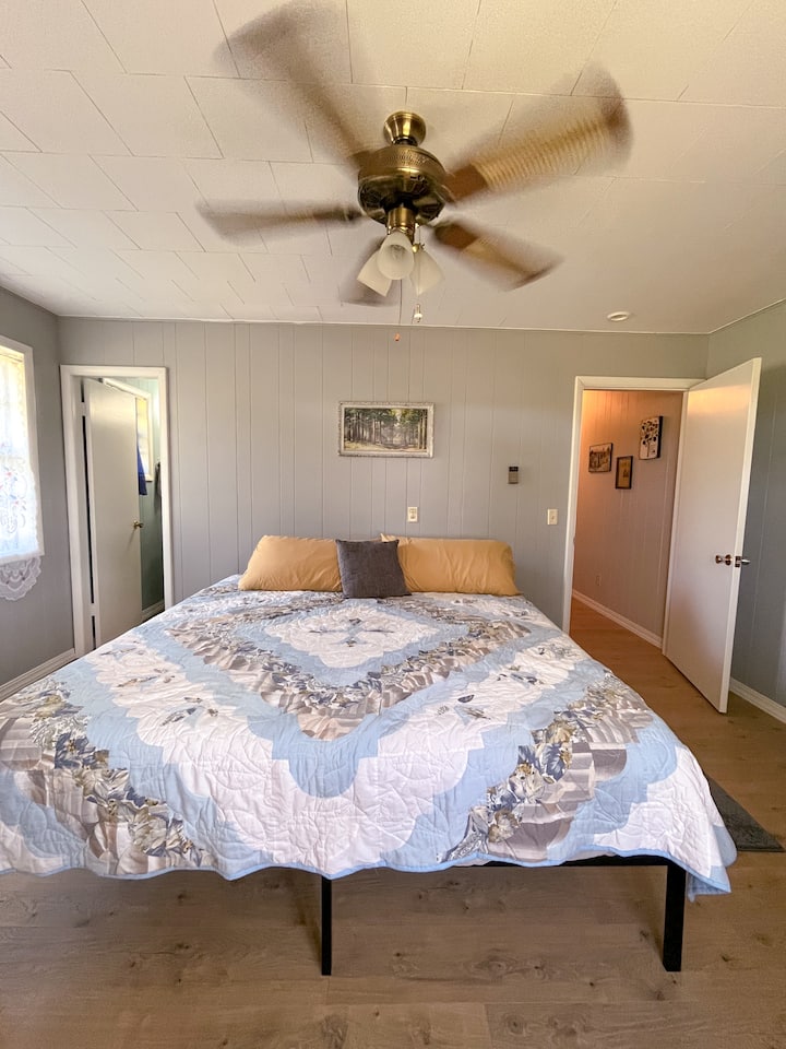 غرفة نوم رئيسية مع مرتبة بحجم كبير