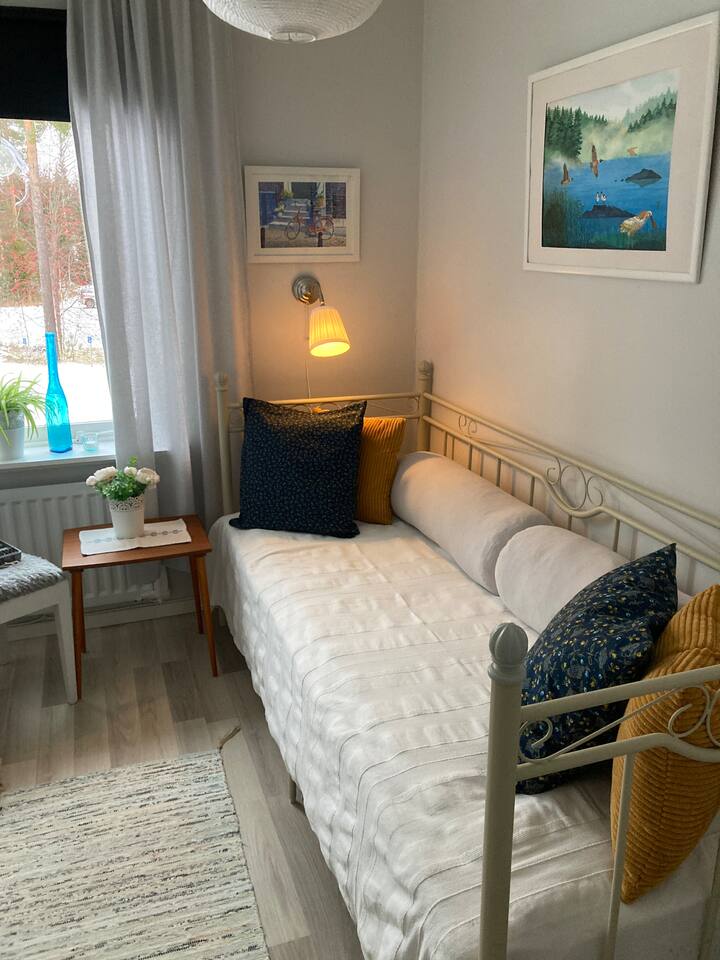 160 cm široká manželská posteľ alebo jedna 80 cm široká samostatná posteľ, poťah na matrac, paplón a vankúš v úložnom boxe pod posteľou, 1 šatníková skriňa, vysávač , čistiace prostriedky div, zatemňovací záves
(kryt matraca odolný voči tekutinám je v druhej spálni)