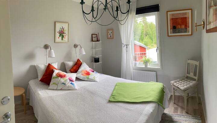 Manželská posteľ, 1 šatník, zatemňovacia závesa, rôzne hrúbky vankúšov alebo paplónov, v šatníku je kryt matracov odolný voči tekutinám