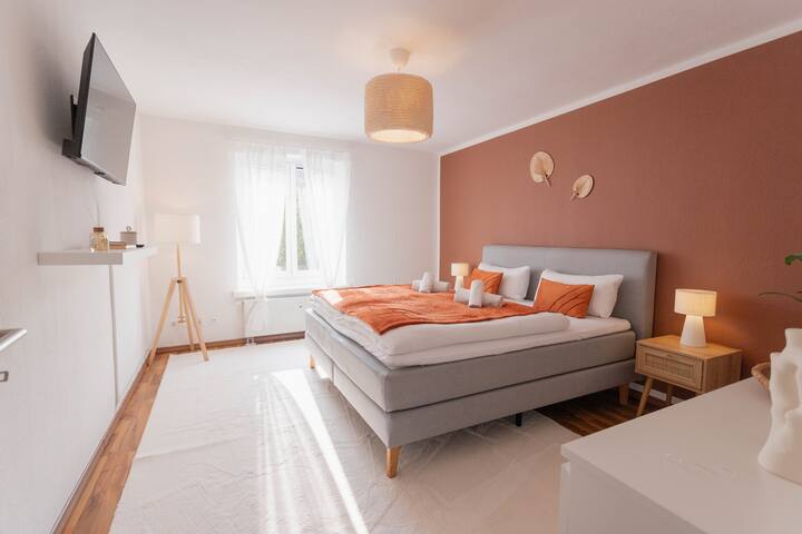 Dormitorio con cama tamaño king y TV