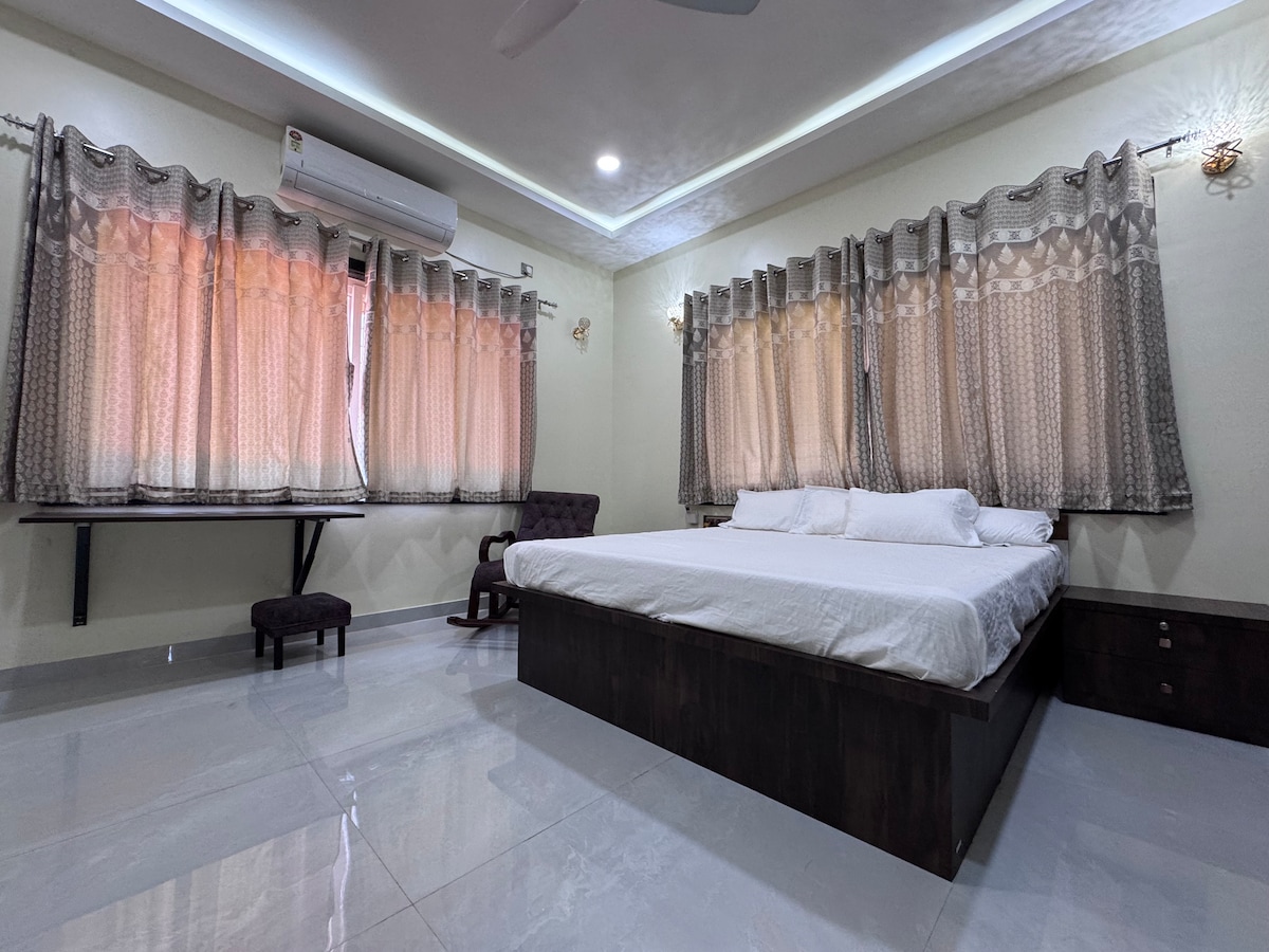 Საძინებელი 4 კლდოვანი სკამით, მაგიდით, ცალკე სააბაზანოთი და ცალკე აივნით.