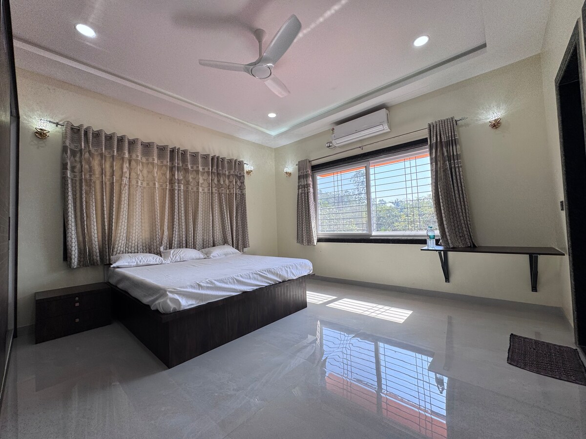 Საძინებელი 4 მაგიდით, ცალკე სააბაზანოთი და ცალკე აივნით.