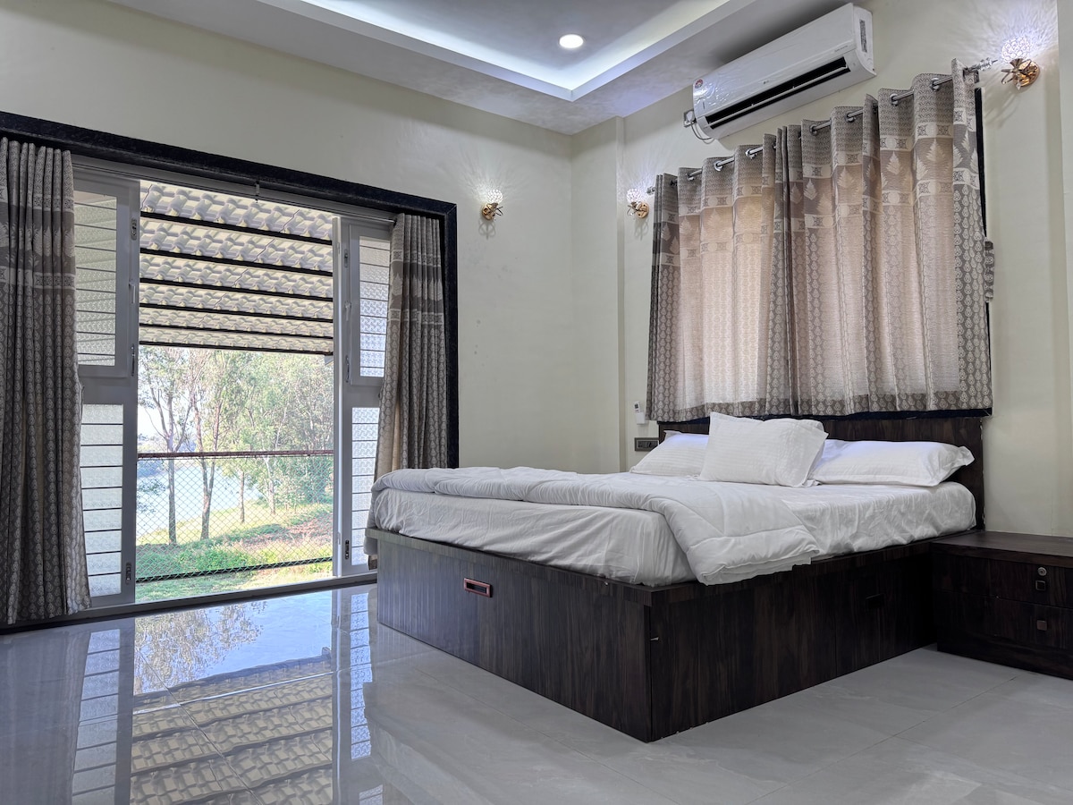 Საძინებელი 1 ცალკე სარეცხი ოთახით და ცალკე შესასვლელით უკანა ვერანდაზე მდინარის ხედით.