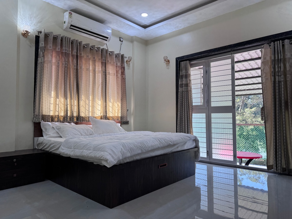 Ფართო და ლუქს-კლასის საძინებელი 2 ცალკე სააბაზანოთი და ცალკე შესასვლელით უკანა ვერანდაზე მდინარის ხედით.