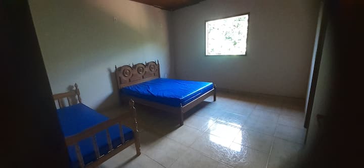 Suíte 2 com vista para lado da piscina e das suítes térreas. 
1 cama de casal e 1 de solteiro.