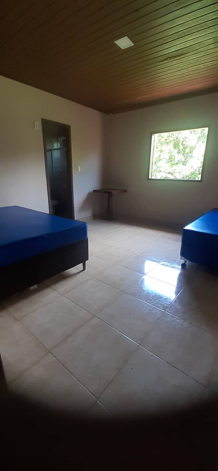 Suíte 1 com vista para o lado do campo de futebol.
1 cama de casal e 1 cama de solteiro. 