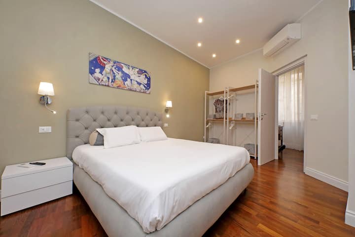 Soba od 14 četvornih metara ima udoban krevet za pamćenje od 160 cm i TV od 43 inča u QLED tehnologiji. Soba ima veliki prozor koji pruža mnogo svjetla, noćne rolete, dvostruko staklo i klima-uređaj.