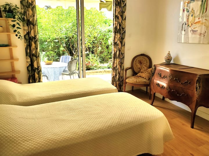 Спалня с две единични легла 80 см x 200 см (може да се събере, за да се образува двойно легло) и голяма съблекалня. Директен достъп до градинската трапезария. 