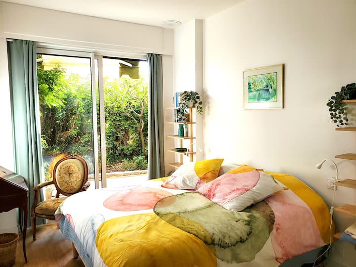 Спалня с двойно легло 160 см x 200 см, съблекалня и голяма стъклена врата, която се отваря към градината