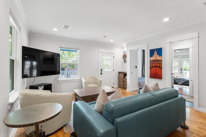 Walkable 3-home 3,800 sq-ft Villa gallery image 3