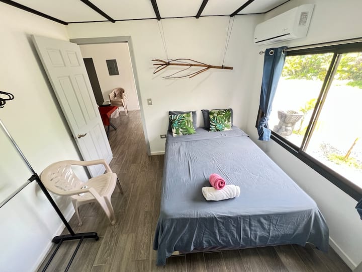 Habitación con aire acondicionado y aseo en Suite. 
