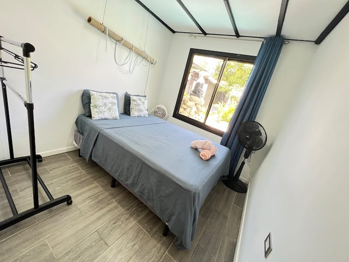 Habitación con guardarropas y ventilador. 