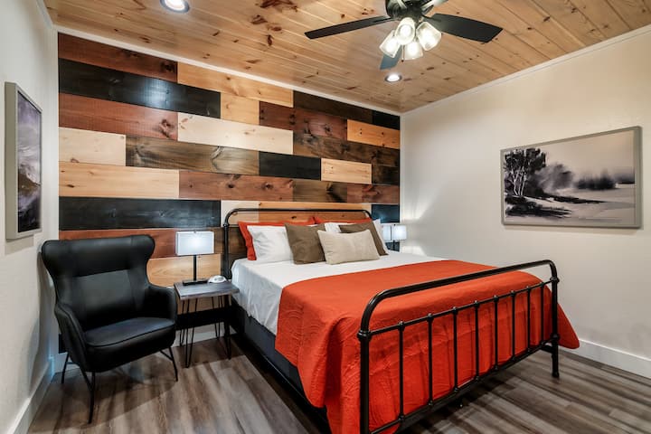 الجناح الرئيسي، الذي يقع في الطابق الرئيسي، واسع بشكل استثنائي، ويضم سريرًا بحجم كبير وحمام داخلي، والذي يمكن الوصول إليه أيضًا من غرفة المعيشة في الطابق الرئيسي.