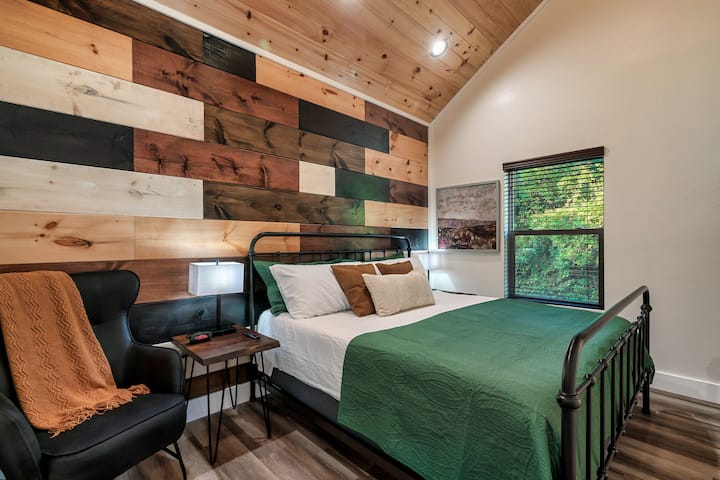 يتميز الجناح الرئيسي المريح في الطابق العلوي بسرير كبير الحجم وحمام داخلي خاص.