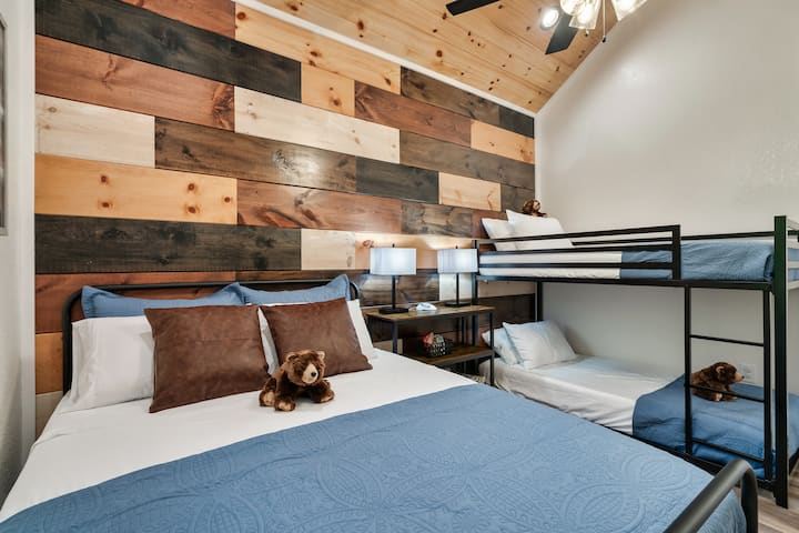 سينام البالغون والأطفال على حد سواء بشكل مريح في الغرفة المكونة من طابقين - تحتوي على سرير بحجم كوين وسرير مزدوج منخفض فوق سرير مزدوج بطابقين. 