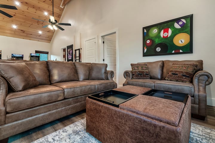 تتميز غرفة الألعاب بمقاعد واسعة لجميع أفراد العائلة! مع أريكة نوم إضافية ومقعد مزدوج وحقيبتين من الفول ومسند عثماني فخم، هناك مساحة أكثر من كافية للجميع. مثالية لليلة فيلم، أليس كذلك ؟