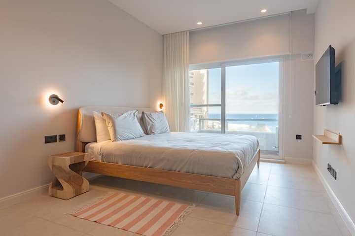 להירגע בחדר השינה הנוח, עם מיטה זוגית, מרפסת פרטית עם נוף מדהים לים, מלתחה מרווחת, טלוויזיה, מאוורר תקרה, מיזוג אוויר ווילונות האפלה לשינה ללא הפרעה.
