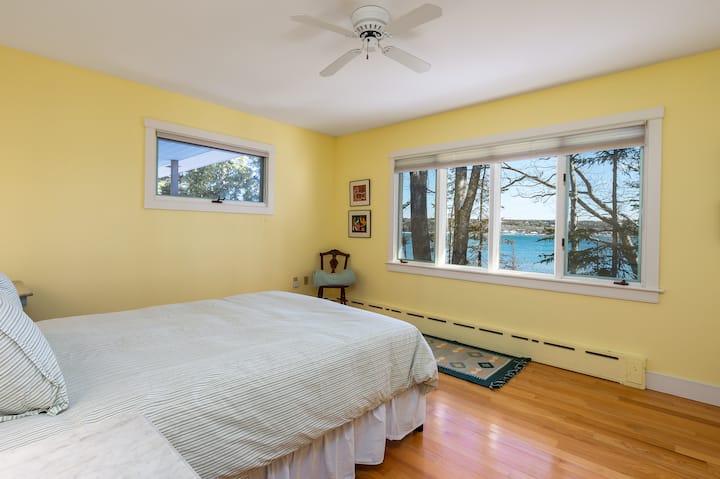 Queensize bed op de begane grond in de tweede slaapkamer