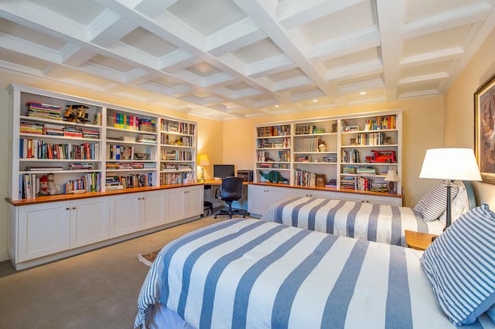 Twee eenpersoonsbedden in de slaapkamer/kantoorruimte op de benedenverdieping. 