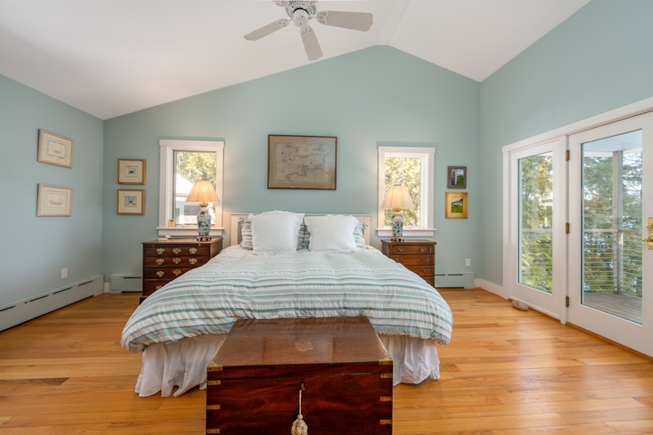 Kingsize bed in de primaire slaapkamer. 