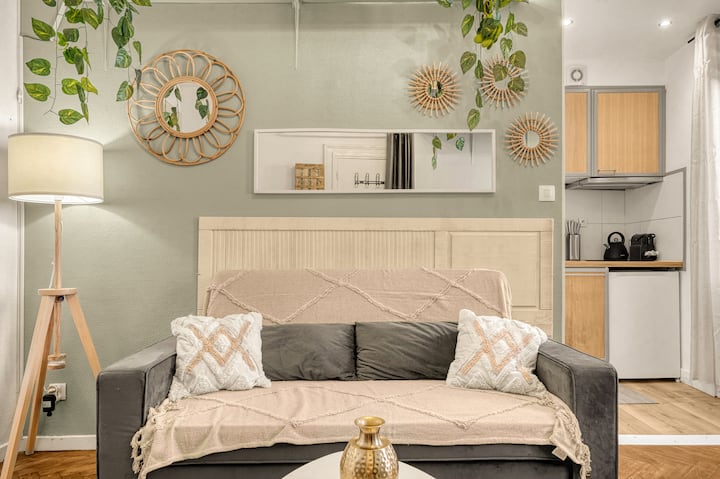 Dhoma e ndenjjes e ndritshme, me një atmosferë të rehatshme dhe qetësuese, është e dekoruar me prekje botanike dhe shumë bimë, duke ofruar një fshikëz të vërtetë qetësie.