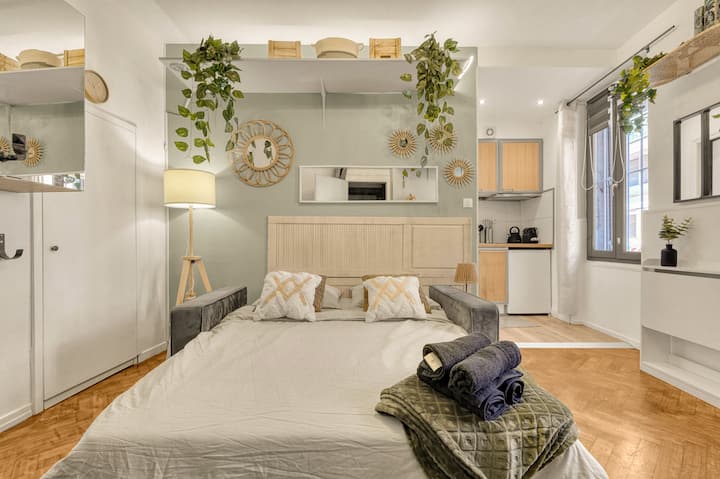 Zona e fjetjes së studios, e transformon divanin e krevatit në një hapësirë të rehatshme dhe me stil, me detaje me lule dhe bimë të harlisura për një atmosferë elegante por relaksuese.