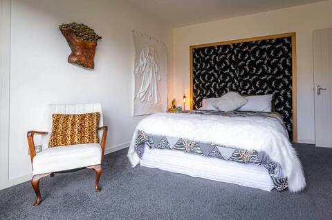 Queen Room in The Artist's House