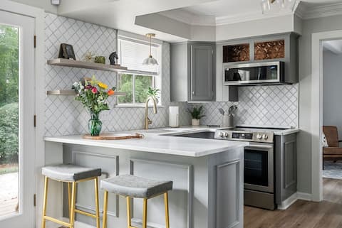 Bruce's Field,  new interior, great yard for dogs