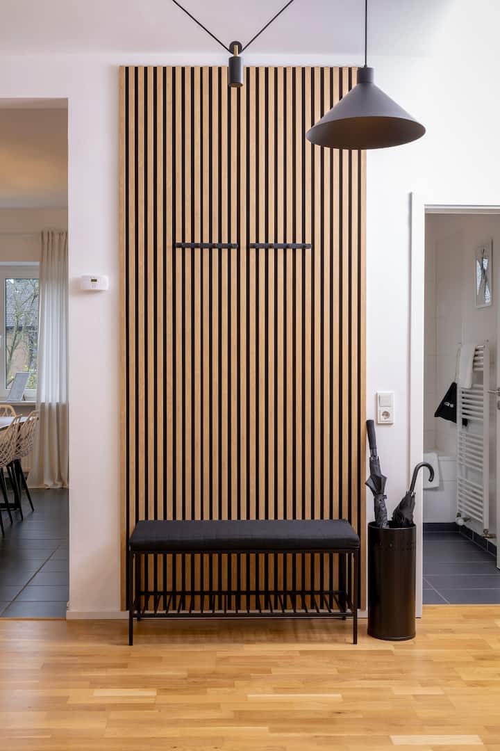 Karibu. Sehemu angavu ya kuingia inakukaribisha moja kwa moja. Hapa unaweza kuweka koti, kuangalia kioo kikubwa, au kukaa kwenye benchi. Hata wakati wa mvua, umepewa mwavuli vizuri.