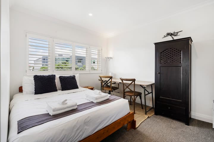 Главна спална соба со брачен кревет (широк 150-179 см), клима уред, гардероба за складирање и работно биро.