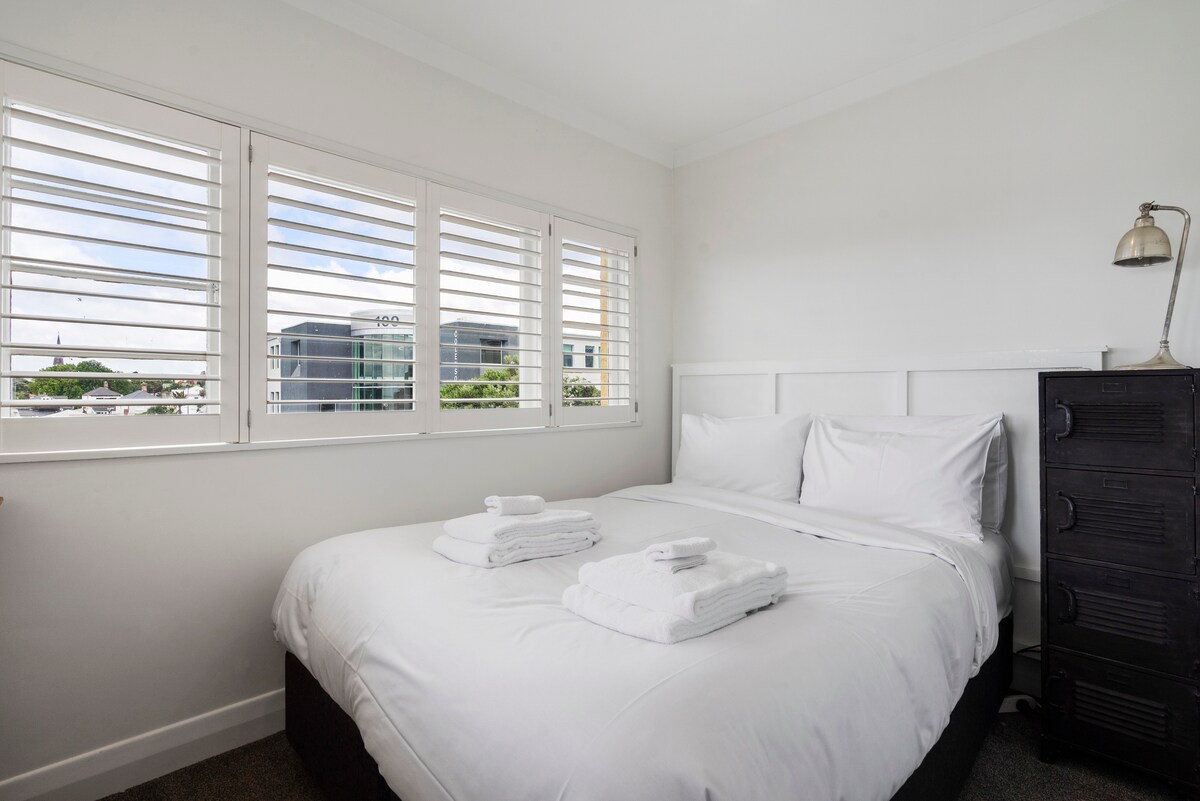 Მეორე საძინებელი დიდი საწოლით, ორადგილიანი უჯრით, შესანახად და კონდიციონერით.