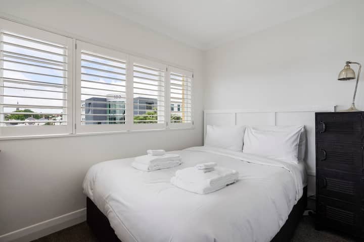 Втора спална соба со брачен кревет (широк 150-179 см), двојни фиоки за складирање и клима уред.