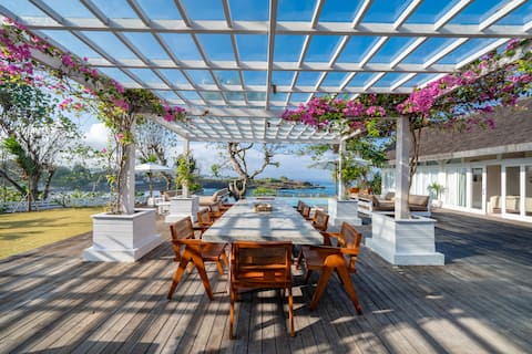 Nusa del Rey • Oceanfront • 5 Staff & Firepit