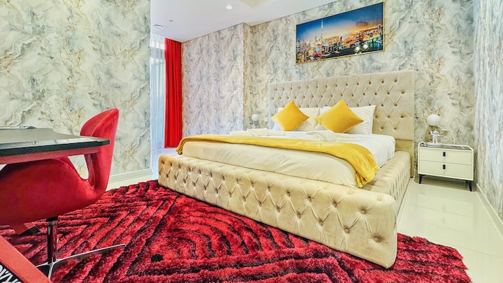 ห้องนอนใหญ่พร้อมเตียงคิงไซส์ (180 ซม.) และที่นอนระดับพรีเมียม 5★ — มีตู้เครื่องแป้งพร้อมกระจกส่องแสง พื้นที่ทำงาน ม่านบังแสง และผ้าปูที่นอนคุณภาพโรงแรม ห้องน้ำในตัวส่วนตัวเพื่อความสะดวกสบายของคุณ