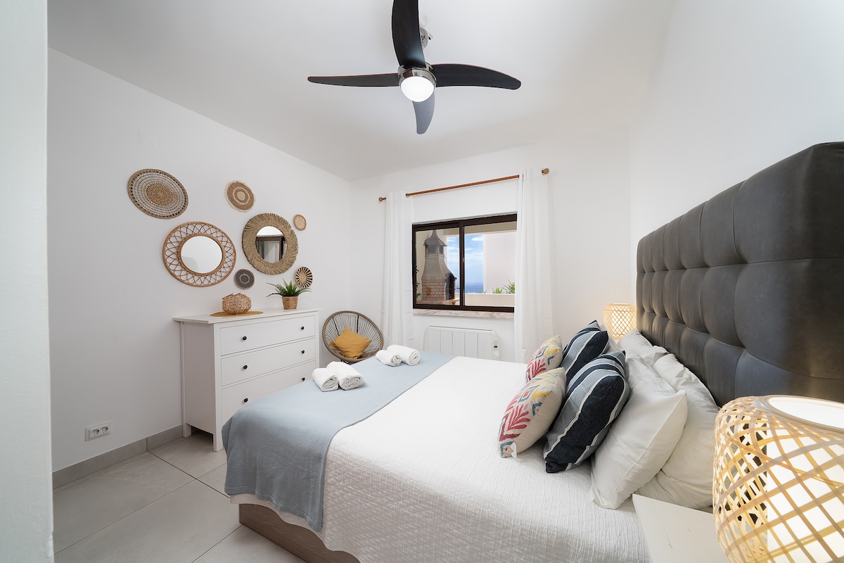 Chumba cha kulala mara mbili chenye starehe sana, unataka tu kupiga mbizi kwenye godoro hili.

