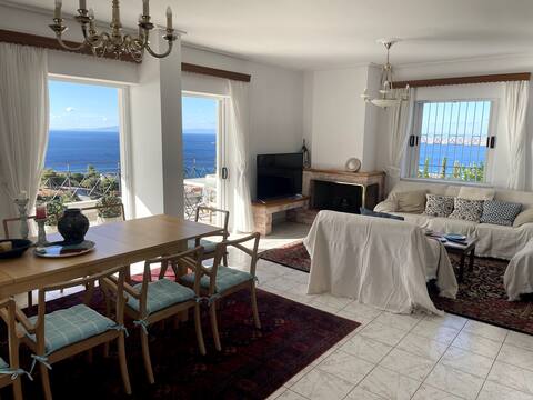 Popular Airbnb listing: Art Blue Residence-Panorama Maisonette in Δήμος Κρωπίας