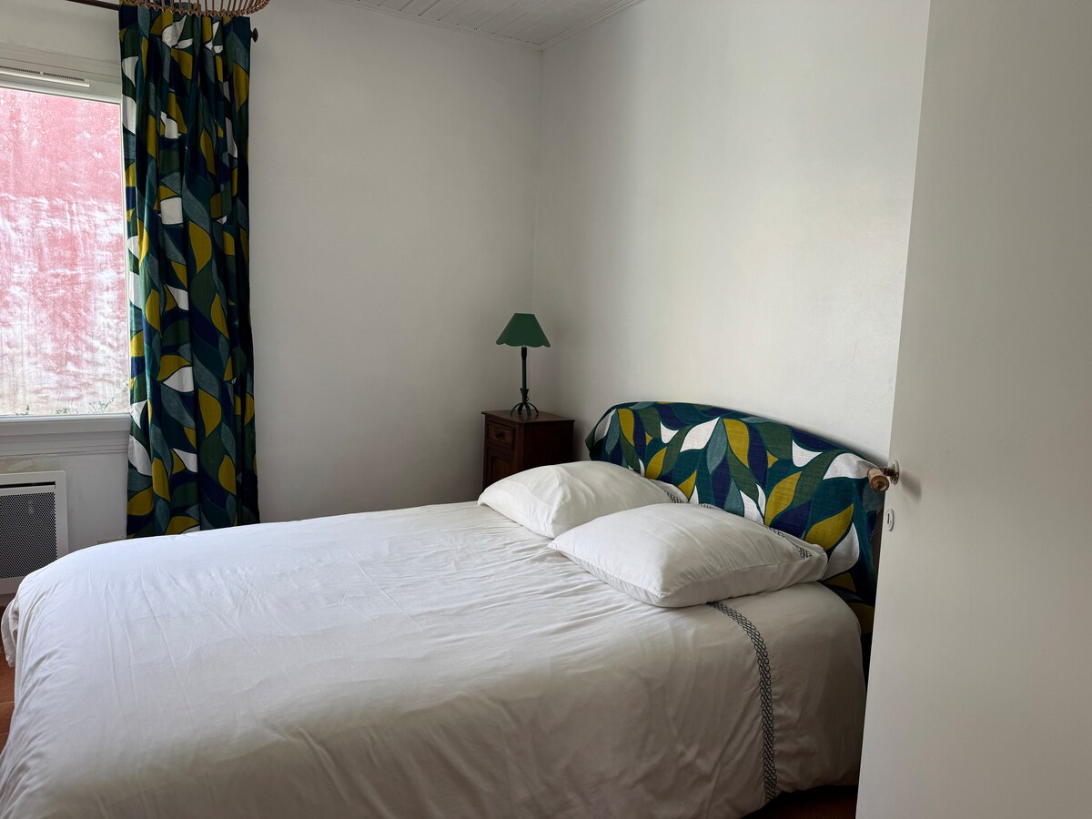 მთავარი საძინებელი (საწოლი 1,4×2 მ)