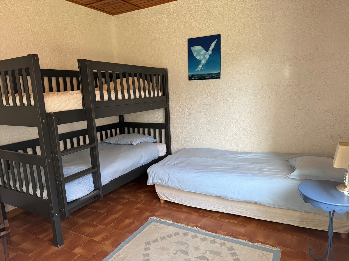 ბავშვების ოთახი 3 საწოლით, მათ შორის 1 ორსართულიანი