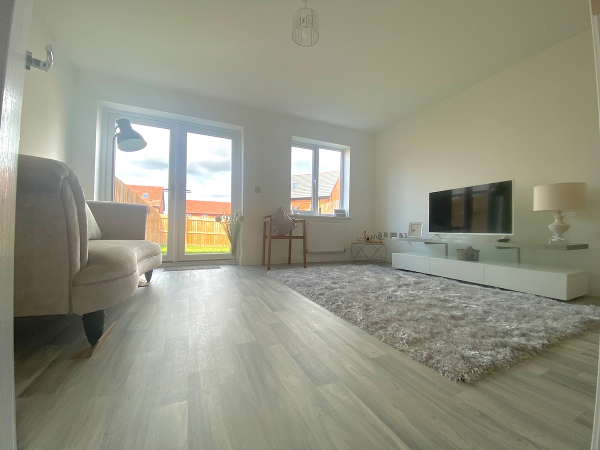 Successful Airbnb property: Brand New 3 Bed House Private Driveway & Fibre in Cheshire