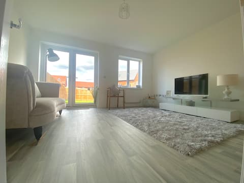 Successful Airbnb property: Brand New 3 Bed House Private Driveway & Fibre in Warrington
