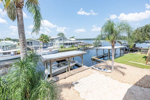 Waterfront near springs w/ boat dock, paddleboard